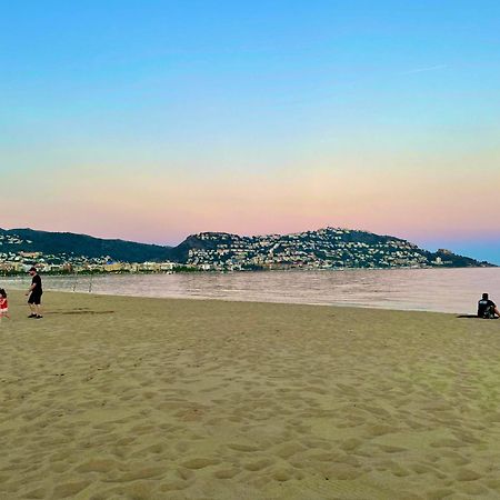 Roses Beach 외부 사진