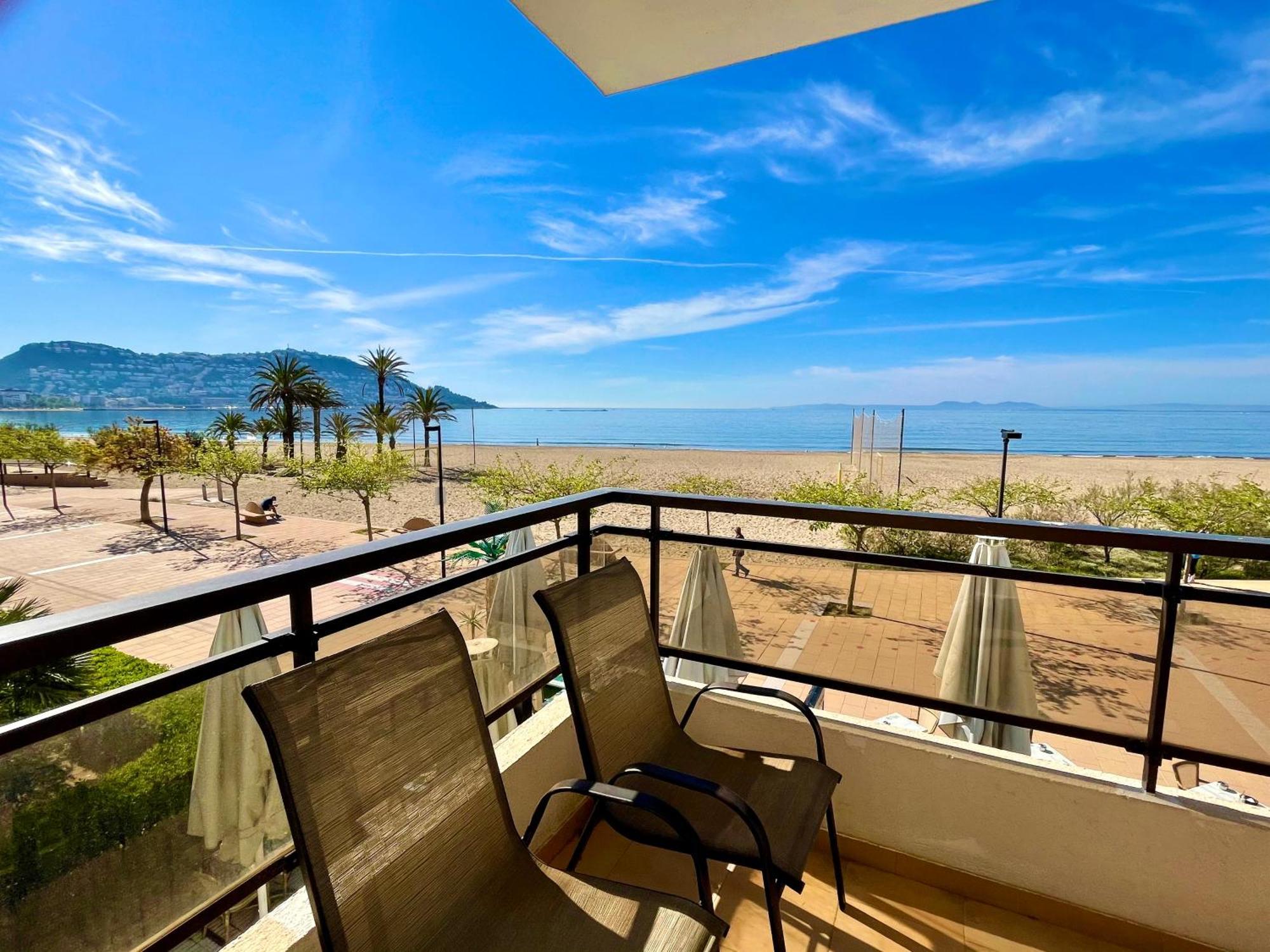 Roses Beach 외부 사진