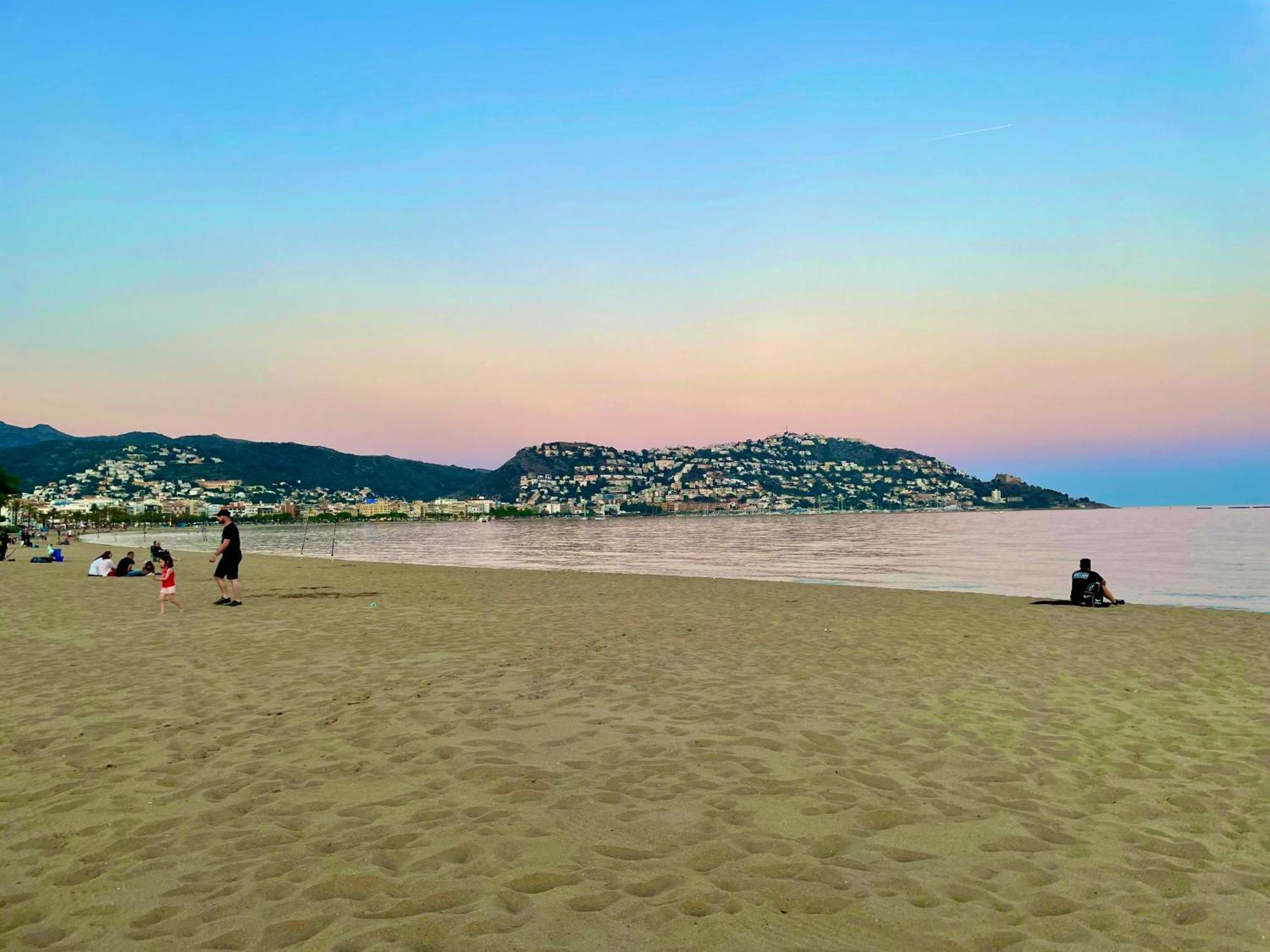 Roses Beach 외부 사진